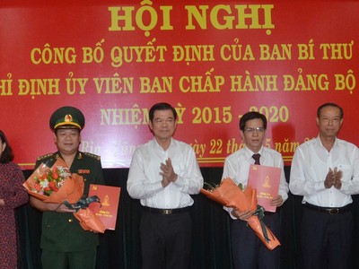 Bí thư Tỉnh ủy Bà Rịa – Vũng Tàu Nguyễn Hồng Lĩnh; Phó Bí thư Thường trực Tỉnh ủy, Trưởng Đoàn ĐBQH tỉnh Nguyễn Thị Yến và Chủ tịch UBND tỉnh Nguyễn Văn Thọ trao quyết định và chúc mừng các cán bộ được chỉ định giữ chức vụ mới.
