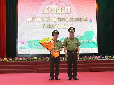 Thượng tướng Nguyễn Văn Thành trao quyết định và chúc mừng Đại tá Phạm Hồng Tuyến.