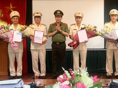 Thứ trưởng Lê Quốc Hùng trao quyết định và chúc mừng các cán bộ được Ban Bí thư Trung ương Đảng chuẩn y chức vụ mới.