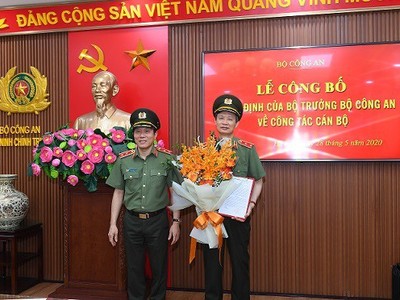 Thứ trưởng Lương Tam Quang trao quyết định choTrung tướng Nguyễn Khắc Khanh.