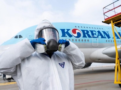 Nhân viên chuẩn bị phun thuốc khử trùng trên máy bay của Korean Air nhằm ngăn chặn sự lây lan của dịch COVID-19. (Ảnh: AFP/TTXVN).