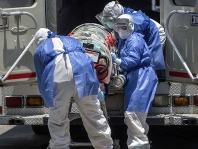 Nhân viên y tế Mexico đưa bệnh nhân Covid-19 ttới Bệnh viện Đa khoa Venados, Mexico City, hôm 26/5. Ảnh: AFP. 