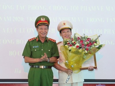 Thượng tướng Lê Quý Vương trao quyết định và chúc mừng Đại tá Nguyễn Văn Viện.