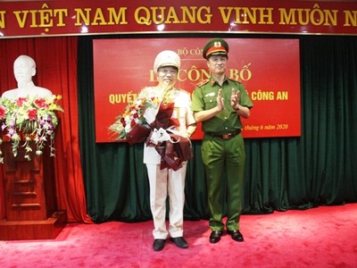 Thứ trưởng Nguyễn Duy Ngọc trao quyết định và chúc mừng Thiếu tướng Tô Văn Huệ.