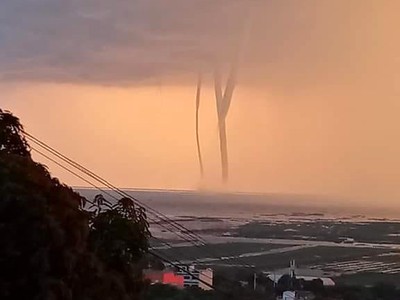 Ba vòi rồng xuất hiện cùng lúc trên hồ