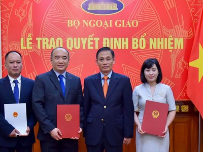 Thứ trưởng Lê Hoài Trung trao quyết định cho các cán bộ.