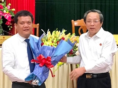 Đồng chí Hoàng Đăng Quang, Bí thư Tỉnh ủy, Chủ tịch HĐND tỉnh Quảng Bình chúc mừng đồng chí Trần Phong.