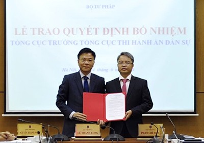 Bộ trưởng Lê Thành Long trao quyết định cho tân Tổng cục trưởng Nguyễn Quang Thái.