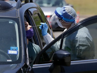 Vệ binh Quốc gia bang Texas lấy mẫu xét nghiệm nCoV tại công viên Tưởng niệm, thành phố Houston, ngày 3/6. Ảnh: Reuters.