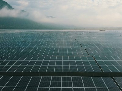 Trang trại pin điện mặt trời dưới chân Núi Cấm.