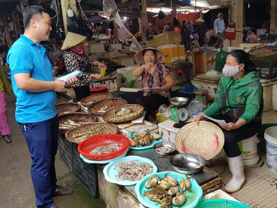 Các bộ BHXH tuyên truyền lưu động về chính sách BHXH cho các tiểu thương tại các chợ trên địa bàn.