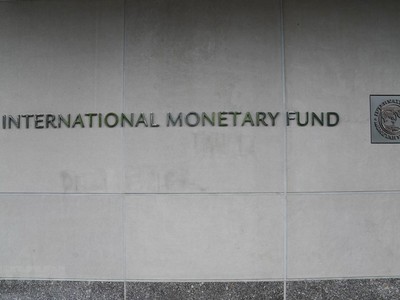 Logo của Quỹ tiền tệ quốc tế tại trụ sở ở Washington DC., Mỹ. (Ảnh: THX/TTXVN).