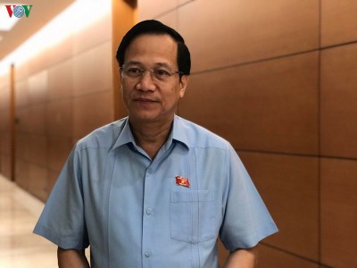 Bộ trưởng Bộ Lao động-Thương binh và Xã hội Đào Ngọc Dung cho rằng, đây là lúc cả nước phải thực hiện " nhiệm vụ kép" vừa phòng dịch, vừa khôi phục sản xuất, khôi phục thị trường lao động, nên nghỉ 5 ngày là không phù hợp.