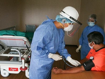 Nhân viên y tế kiểm tra người nhiễm nCoV ở Peru ngày 9/6. Ảnh: Reuters.