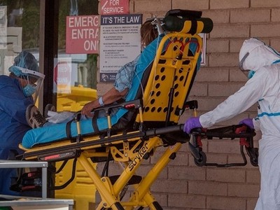 Nhân viên y tế di chuyển bệnh nhân ở Arizona ngày 24/5. Ảnh: AFP.