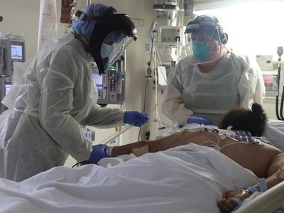 Nhân viên y tế chăm sóc bệnh nhân Covid-19 trong phong chăm sóc tích cực tại bệnh viện ở bang California, Mỹ hôm 12/5. Ảnh: Reuters.