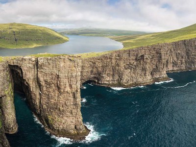 Hồ nước tạo ảo giác cao hàng trăm mét