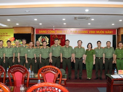 Thứ trưởng Nguyễn Văn Thành và các đại biểu chúc mừng Thiếu tướng Nguyễn Hải Trung.