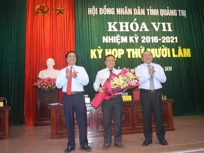 Ông Võ Văn Hưng (trái), ông Lê Đức Tiến (giữa) tại phiên họp HĐND tỉnh Quảng Trị ngày 9/6/2020.