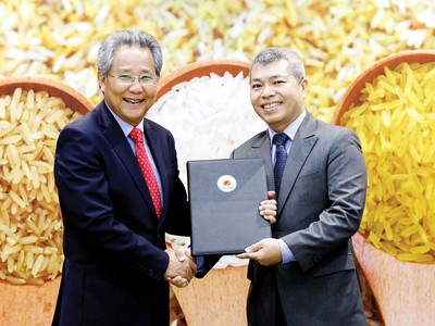 Ông Huỳnh Văn Thòn (bên trái) chuyển giao nhiệm vụ điều hành Lộc Trời cho ông Nguyễn Duy Thuận.