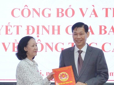 Bà Trương Thị Mai - Trưởng Ban Dân vận Trung ương trao quyết định cho ông Đỗ Văn Phới.