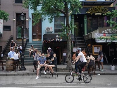 Một quán bar ngoài trời mở cửa trở lại tại New York, Mỹ ngày 7/6/2020. (Ảnh: AFP/TTXVN).