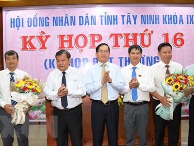 Bí thư Tỉnh ủy Tây Ninh Phạm Viết Thanh và Chủ tịch Ủy ban Nhân dân tỉnh Phạm Văn Tân tặng hoa chúc mừng các đồng chí được bầu vào các chức danh Phó Chủ tịch HĐND, UBND và ủy viên UBND tỉnh nhiệm kỳ 2016-2021. (Ảnh: Lê Đức Hoảnh/TTXVN).