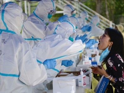 Nhân viên y tế lấy mẫu xét nghiệm nCoV cho một người dân ở thủ đô Bắc Kinh, Trung Quốc, ngày 20/6. Ảnh: Reuters.