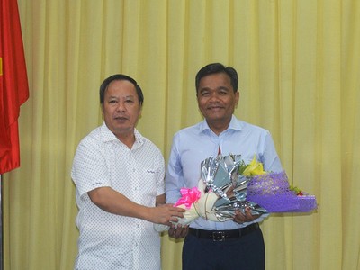 Đồng chí Châu Ngọc Tuấn, Phó Bí thư Tỉnh ủy Gia Lai chúc mừng đồng chí Hồ Văn Niên được chỉ định giữ chức vụ Bí thư Đảng ủy Quân sự tỉnh Gia Lai, nhiệm kỳ 2015-2020.