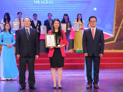 Bà Cao Thị Thúy Hường - Trưởng phòng Thương hiệu và Marketing tại Lễ vinh danh Top 10 thương hiệu tiêu biểu châu Á - Thái Bình Dương.