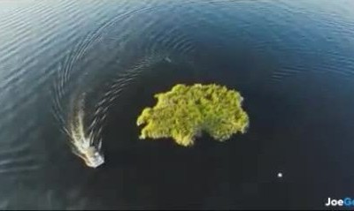 Đảo cây nổi giữa hồ nước Mỹ