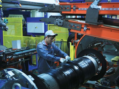 Doanh nghiệp xăm lốp nhận hai “cú đấm” 