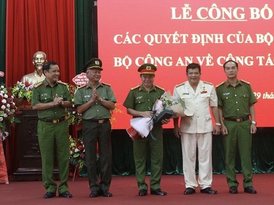 Ông Rah Lan Lâm (áo trắng) được bổ nhiệm giữ chức Giám đốc Công an tỉnh Gia Lai.