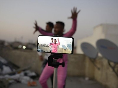 Người dùng quay video trên ứng dụng di động TikTok tại Hyderabad, Ấn Độ. (Ảnh: AFP).
