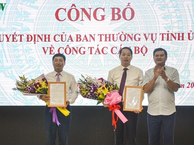 Ông Lò Văn Muôn, Phó Bí thư Thường trực Tỉnh ủy Điện Biên trao quyết định điều động, chỉ định cho ông Phạm Khắc Quân (ngoài cùng bên trái) và ông Hà Quang Trung.