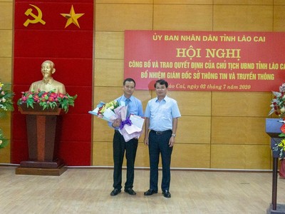 Tân giám đốc Sở Thông tin và Truyền thông tỉnh Lào Cai - Vũ Hùng Dũng (trái).