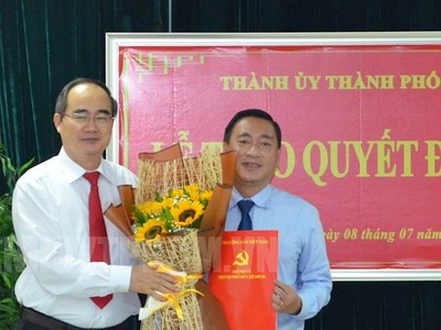 Bí thư Thành ủy TPHCM Nguyễn Thiện Nhân trao quyết định cho ông Phạm Thành Kiên. Ảnh: Trang tin điện tử Đảng bộ TPHCM.
