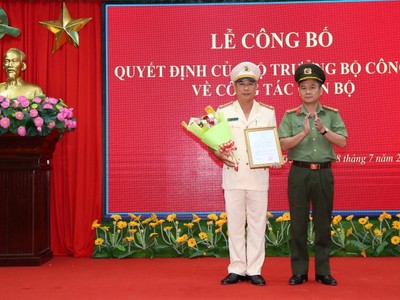 Đại tá Nguyễn Minh Ngọc (Giám đốc Công an tỉnh Sóc Trăng) trao quyết định của Bộ trưởng Bộ Công an cho Thượng tá Huỳnh Hoài Hận.