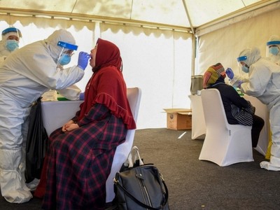 Nhân viên y tế lấy mẫu xét nghiệm cho người dân ở Bandung, Indonesia, hôm 11/7. Ảnh: AFP.