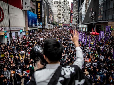 Người dân xuống đường biểu tình tại Hong Kong. (Ảnh: AFP).