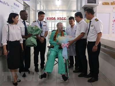Bệnh nhân 91 với các đồng nghiệp ở Đoàn bay 919 - Hãng Hàng không quốc gia Việt Nam trong ngày xuất viện. (Ảnh: TTXVN phát).