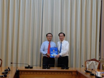 Phó Chủ tịch Thường trực UBND TPHCM Lê Thanh Liêm trao quyết định cho ông Nguyễn Thanh Nhựt.