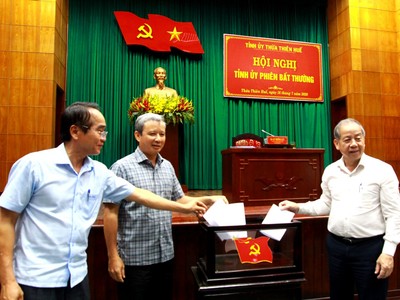 Thường trực Tỉnh ủy Thừa Thiên Huế bỏ phiếu thực hiện các quy trình nhân sự tại hội nghị.