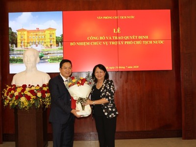 Phó Chủ tịch nước Đặng Thị Ngọc Thịnh trao Quyết định cho ông Nguyễn Dũng Tiến.