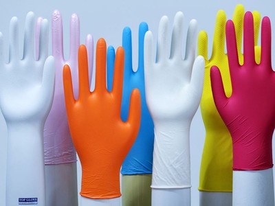 Găng tay cao su được trưng bày tại trụ sở của Top Glove. Ảnh: Bloomberg.