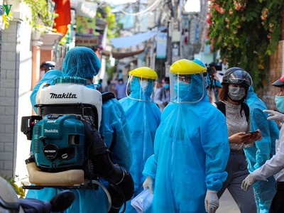 Các lực lượng tập trung phun khử trùng khu vực nhà của BN 418 trong sáng 26/7.