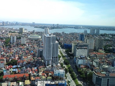 Trưa nay, nhiều người sinh sống, làm việc tại các tòa nhà cao tầng tại nhiều khu vực của TP Hà Nội đã cảm nhận được sự rung lắc, giống như động đất.