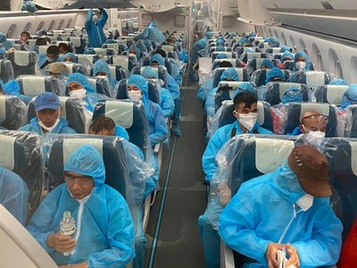 Người lao động xuống sân bay Nội Bài.