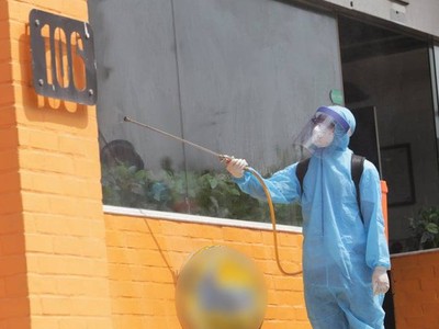 Nhân viên y tế phun khử khuẩn nhà hàng số 106, Trần Thái Tông.