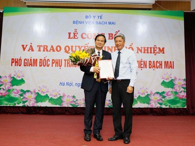 Thứ trưởng Bộ Y tế Nguyễn Trường Sơn trao quyết định cho PGS.TS Đào Xuân Cơ. Ảnh: VGP/Mai Thanh